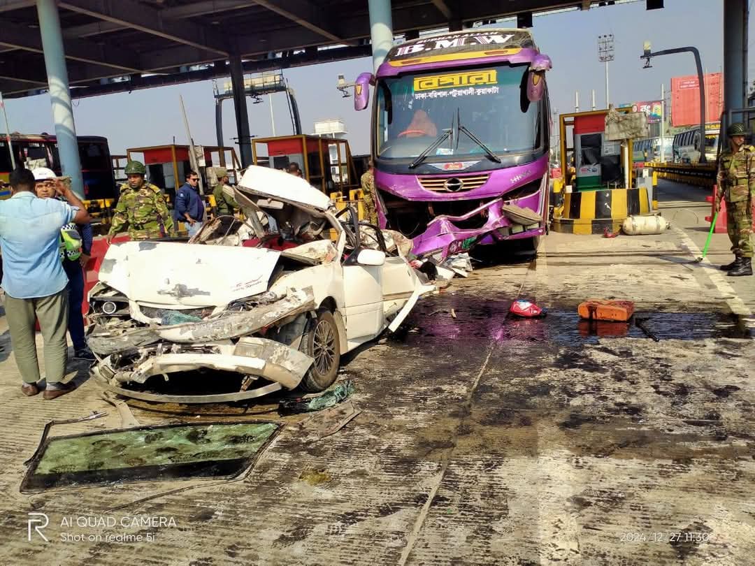 টোল প্লাজায় অপেক্ষমাণ তিন গাড়িকে চাপা দিলো বাস, ৫ জন নিহত