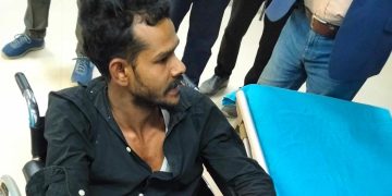 আশুলিয়ায় চাঁদা দিতে অসীকার করলে প্রকাশ্যে দিবালোকে দোকানীকে গুলি করে হত্যা চেষ্টা।